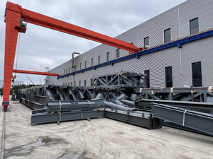 Strutture in acciaio nel cantiere di stoccaggio aperto