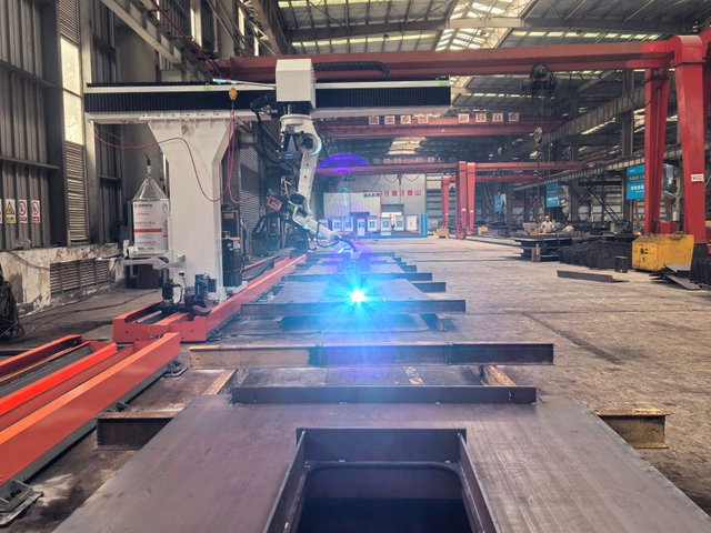 8 Axis Rail-mounted Robot Welding Workstation With Cantilever